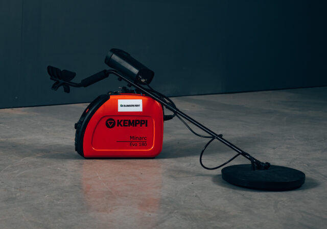 Sekalainenkalusto+peltikontti+pikipannu: Diverse utrustning+plåtcontainer+beckgrytor